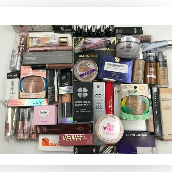 ❤️Health & Makeup Mystery Bag/Box 6-8 Full Size Items + Makeup Bag/Pouch New - Picture 1 of 10